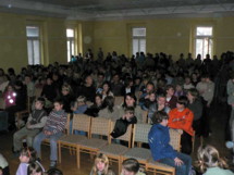 Nedlouho před začátkem utkání bylo na stadionu už docela plno; vyprodáno však zřejmě nebylo.