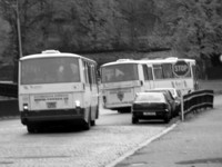 Tak do těchto autobusů se už asi nevejdeme....Nezbývá než čekat, jestli nám ČD seženou místo vyloučeného vlaku nějaký jiný vůz.