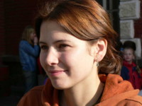 Lenka s podzimní barvou vlasů před nádražní budovou v Sušici.